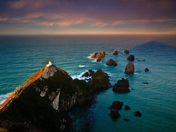Маяк на мысе Nugget Point – самый южный маяк Новой Зеландии.