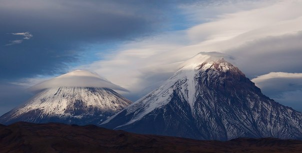 Два самых высоких вулкана Камчатки: Ключевская сопка 4750 метров и Камень 4575 метров.