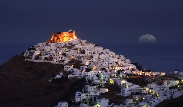Закат над городом, остров Астипалея, Греция.
