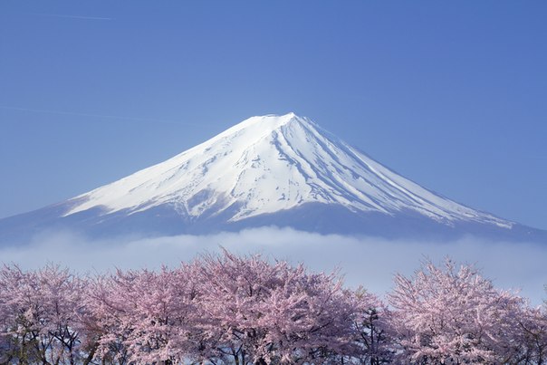 Фудзияма — вулкан на японском острове Хонсю в 90 километрах к юго-западу от Токио.