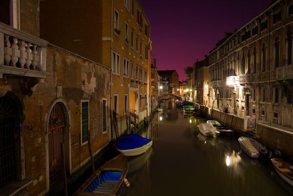 Знаете ли вы, почему Венеция стоит на воде? 