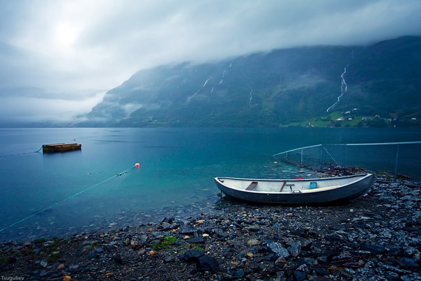 Прохладное летнее утро на берегу озера Røldalsvatnet, центральная Норвегия.