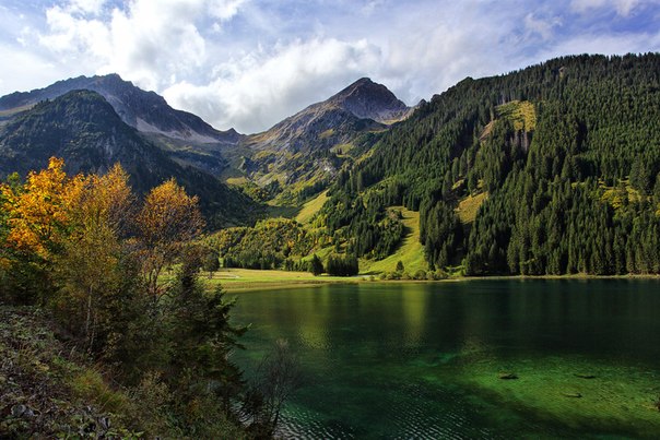 Озеро в Альпах, Австрия.