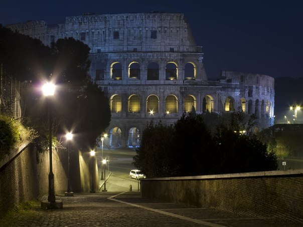 Колизей  — амфитеатр, памятник архитектуры Древнего Рима, наиболее известное и одно из самых грандиозных сооружений древнего мира, сохранившихся до нашеrо времени.