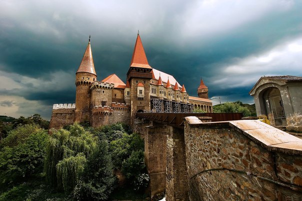 Замок Корвинов — родовое гнездо феодального дома Хуньяди на юге Трансильвании, в современном румынском городе Хунедоара.