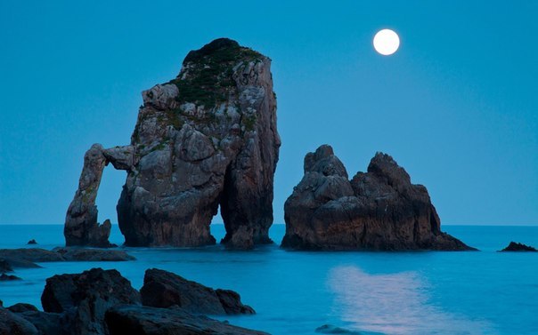 Луна над побережьем Бискайского залива, Испания.
