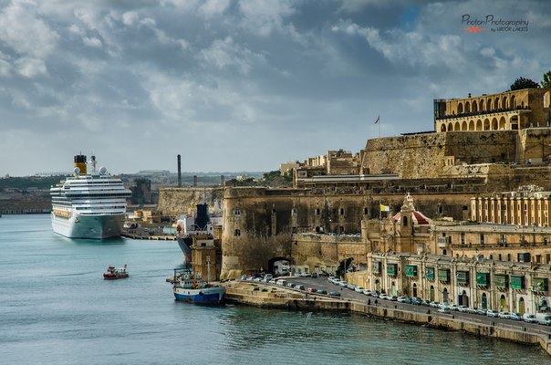 Великая гавань  — крупнейшая гавань на Мальте, известная также под своим английским названием Гранд-Харбор. В качестве гавани её использовали в древности ещё финикийцы, а позже она была существенно улучшена, появились доки, пристани и укрепления.