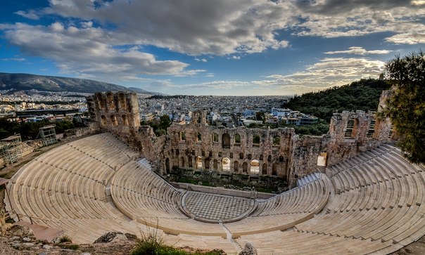 Одеон Герода Аттического, Иродион располагается на южном склоне Акрополя.