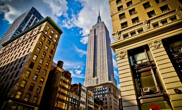 Эмпайр-стейт-билдинг   — 102-этажный небоскрёб, расположенный в Нью-Йорке на острове Манхэттен.