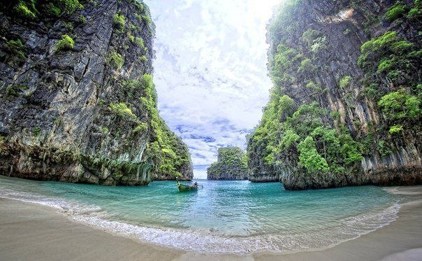 Острова Пипи — острова близ побережья Таиланда, между материком и островом Пхукет.
