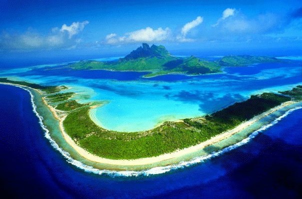 Бора-Бора — один из Подветренных островов архипелага Острова Общества во Французской Полинезии в Тихом океане.