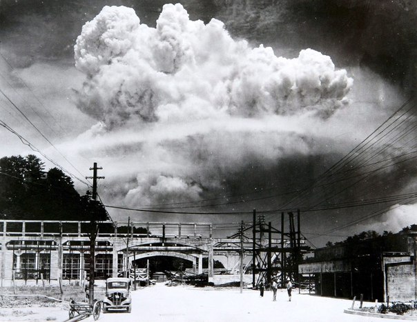 Фотография взрыва ядерной бомбы в Нагасаки, сделанная через 20 минут после взрыва, на расстоянии 20 км, с соседнего острова.