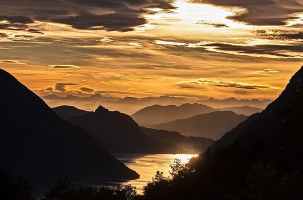 Лугано — озеро, 271 м над уровнем моря, вместе с озером Орта самое высокое из итальянских озер; одна часть принадлежит швейцарскому кантону Тичино, другая — итальянской провинции Комо.