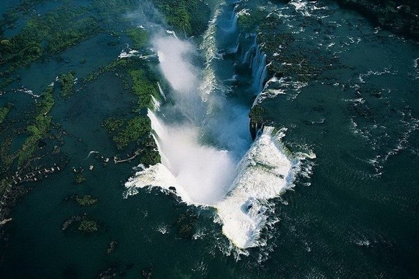 Водопады Игуасу или Глотка Дьявола. Граница Аргентины и Бразилии.
