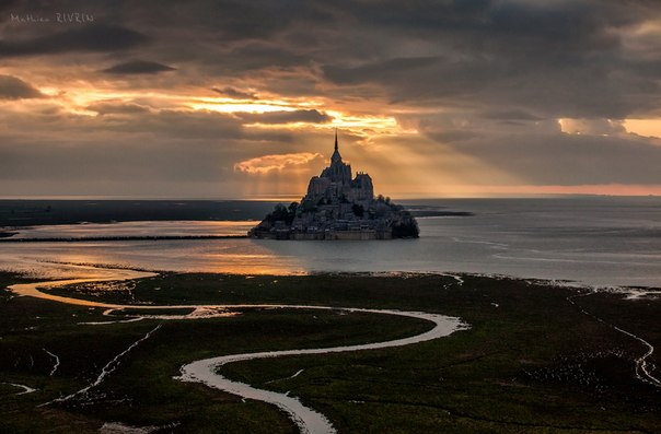 Мон-Сен-Мишель — небольшой скалистый остров, превращённый в остров-крепость, на северо-западном побережье Франции.