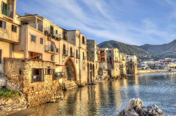 Чефалу — город на берегу Тирренского моря в Сицилии, в провинции Палермо.