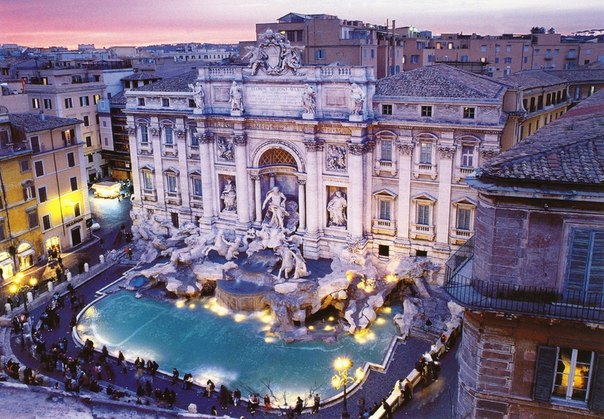 Фонтан Треви  — самый крупный фонтан Рима.