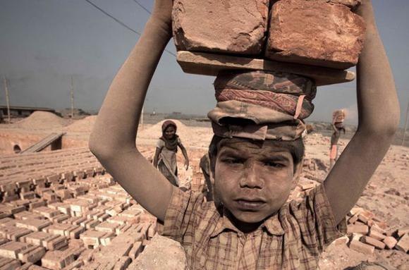 Бангладеш — одна из беднейших стран в Мире. В стране около 8000 фабрик по производству кирпичей; из них 2000 нелегальные. Самые бедные семьи вынуждены работать там, включая их детей с раннего возраста. Задумывайтесь о таких вещах, когда приходит в голову, что вам плохо живется.
