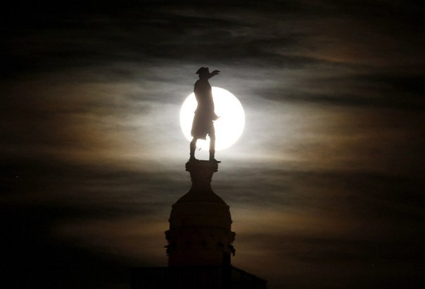 Бронзовая статуя генерала Джорджа Вашингтона на фоне полной Луны, Трентон, Штат Нью-Джерси, США.