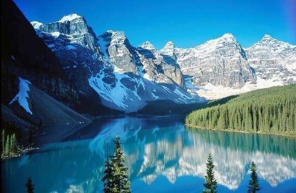 Аллея десяти вершин (Valley of the Ten Peaks), озеро Морейн, Канада.