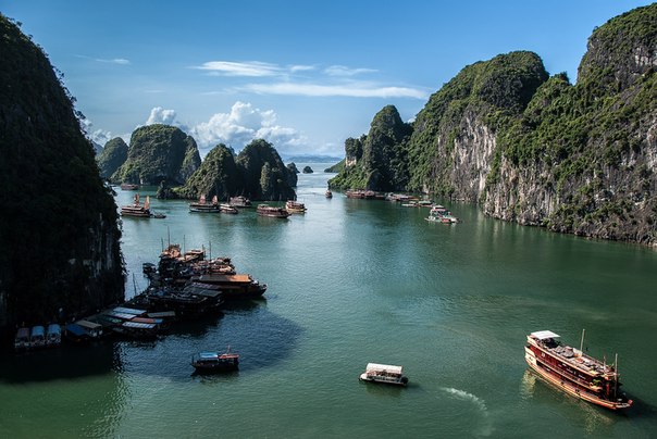 Бухта Халонг — объект всемирного наследия ЮНЕСКО во Вьетнаме в провинции Куангнинь.