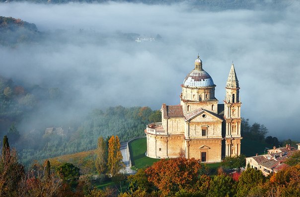 Церковь Сан Бьяджо на рассвете, Монтепульчано, Тоскана, Италия.