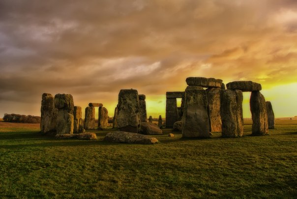 Стоунхендж — внесённое в список Всемирного наследия каменное мегалитическое сооружение в графстве Уилтшир. Находится примерно в 130 км к юго-западу от Лондона.