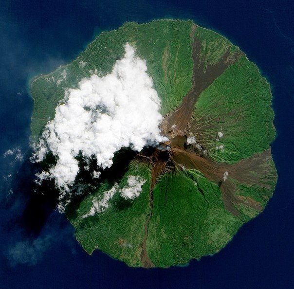 Действующий вулкан Манам, Папуа — Новая Гвинея. Снимок НАСА.