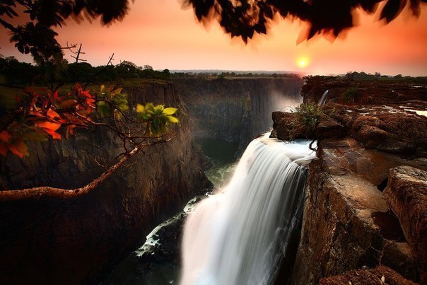 Виктория — водопад на реке Замбези в Южной Африке. Расположен на границе Замбии и Зимбабве.