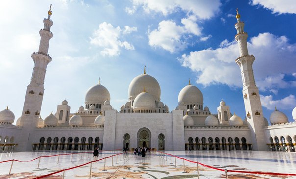 Мечеть шейха Зайда, ОАЭ.Мечеть шейха Зайда — одна из шести самых больших мечетей в миреГлавная люстра мечети оставалась самой большой в мире (10 метров в диаметре, 15 метров высоту, весом около 12 тонн!) до 26 июня 2010, когда в соседнем Катаре не была установлена еще более крупная люстра.Даже сверхщирокий объектив не смог захватит этот масштаб.