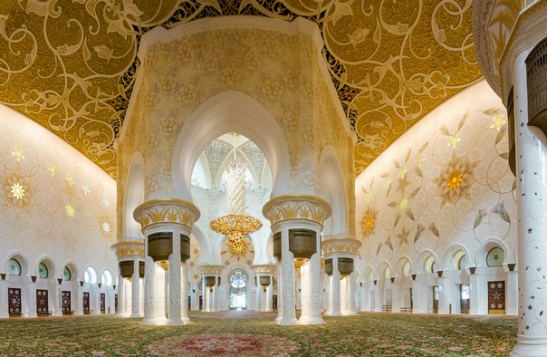 Мечеть шейха Зайда, ОАЭ.Мечеть шейха Зайда — одна из шести самых больших мечетей в миреГлавная люстра мечети оставалась самой большой в мире (10 метров в диаметре, 15 метров высоту, весом около 12 тонн!) до 26 июня 2010, когда в соседнем Катаре не была установлена еще более крупная люстра.Даже сверхщирокий объектив не смог захватит этот масштаб.