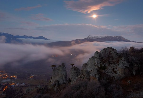 Луна над Чатыр-Дагом, Крым, Украина.
