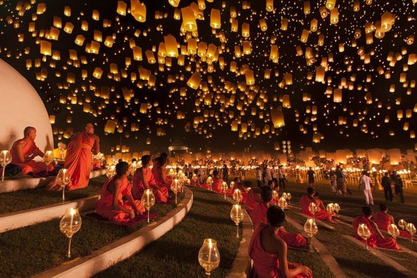 Фестиваль летающих фонариков Yi Peng в Сингапуре.