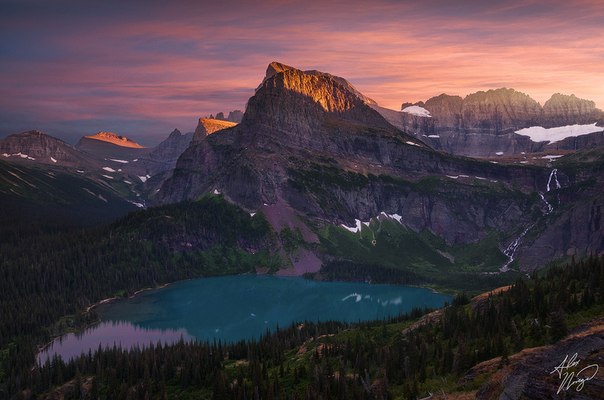 Национальный парк Глейшер расположен в американском штате Монтана, на границе с канадской провинцией Альберта и Британская Колумбия.