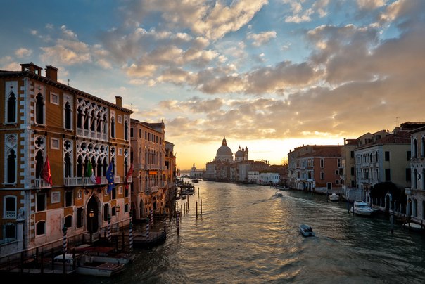 Большой канал — самый известный канал Венеции, при этом каналом в строгом понимании не является: это не искусственно прорытое сооружение, а бывшая мелкая протока между островами лагуны одним из которых является Риальто.