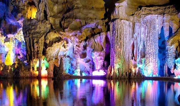 Пещера Тростниковой Флейты, Китай.