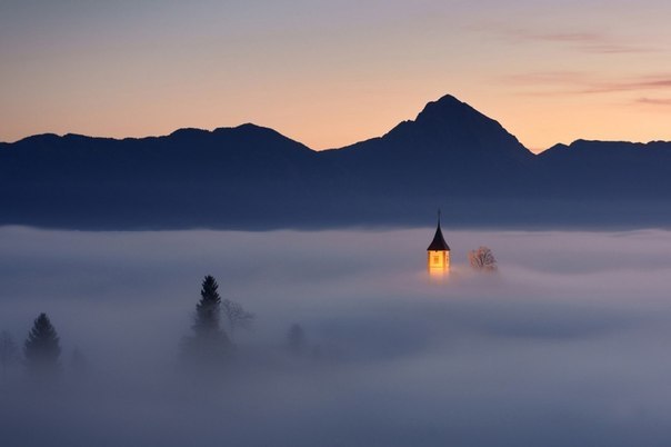 Небольшая словенская деревушка Ямник в утреннем тумане.