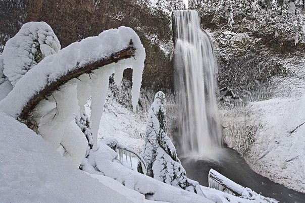 Царство зимы, водопад в штате Юта, США.