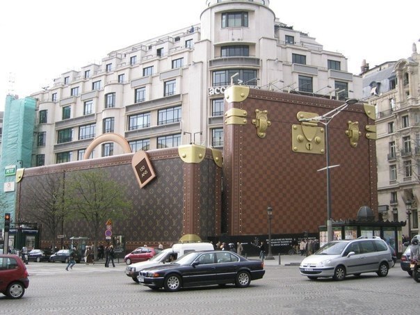 Магазин Louis Vuitton в Париже.