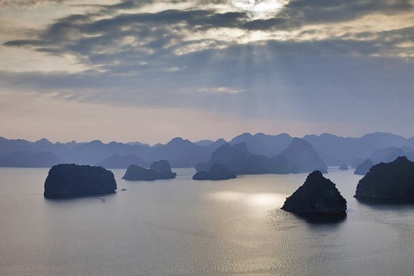 Бухта Халонг — объект всемирного наследия ЮНЕСКО во Вьетнаме в провинции Куангнинь, популярное туристическое место. Бухта находится в Тонкинском заливе Южно-китайского моря.