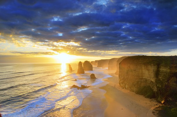 Двенадцать апостолов — группа известняковых скал в океане возле побережья в Национальном парке Порт-Кемпбелл, Австралия.