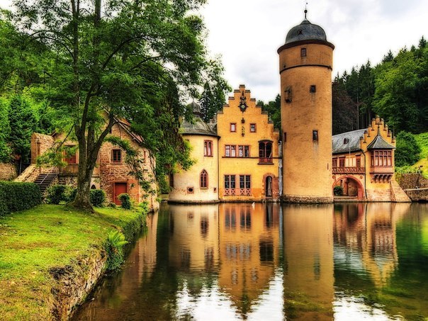 Замок Меспельбрунн - один из наиболее красивых замков Баварии - стоит посреди пруда, за что его часто называют "замком на воде".