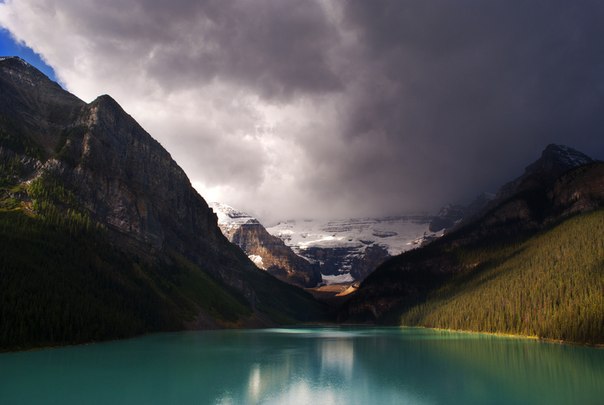 Озеро Луиз в национальном парке Банф в Канаде, на юге канадских Скалистых гор.