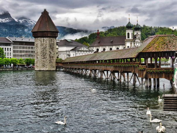 Капелльбрюкке — мост в Швейцарском городе Люцерн на реке Рёйс. Это — самый старый деревянный крытый мост в Европе, и одна из главных достопримечательностей Швейцарии и символ города Люцерна.