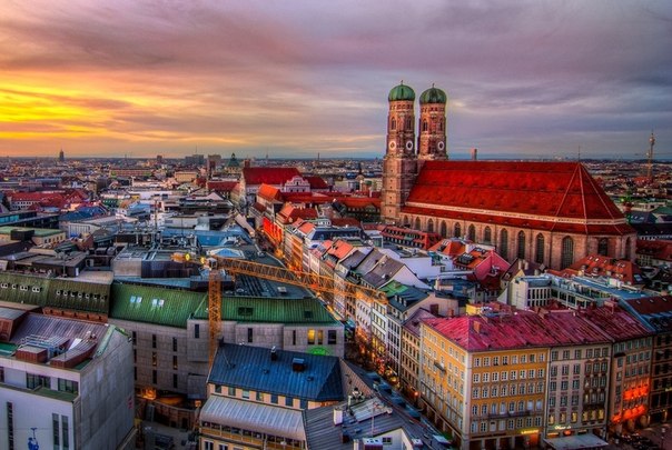 Мюнхен — город на реке Изар на юге Германии, в федеральной земле Бавария.