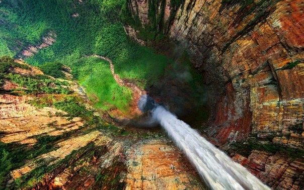 Анхель — самый высокий в мире водопад, общая высота 979 метров, высота непрерывного падения 807 метров. Водопад находится в тропических лесах Венесуэлы, на территории Национального парка Канайма.