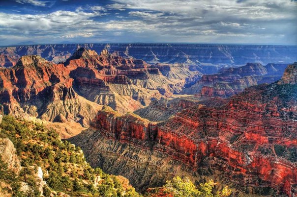Гранд-Каньон — один из глубочайших каньонов в мире. Находится на плато Колорадо, штат Аризона, США, на территории национального парка Гранд-Каньон. Прорезан рекой Колорадо в толще известняков, сланцев и песчаников.