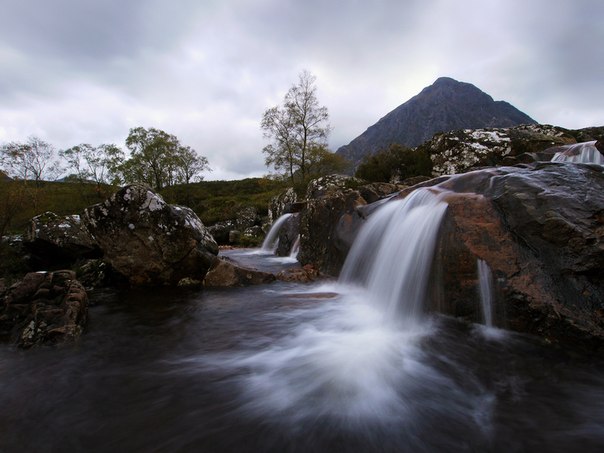 Небольшой водопад в Шотландии.