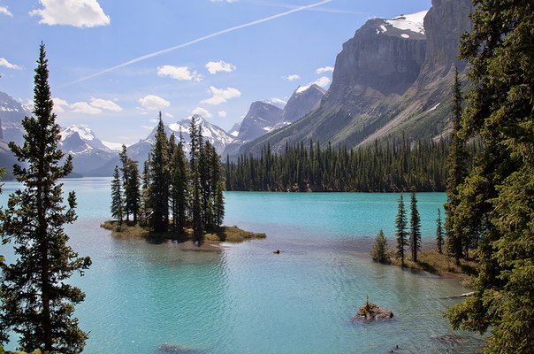 Малайн — озеро в Национальном парке Джаспер, расположенном в Канадских Скалистых горах на территории провинции Альберта.