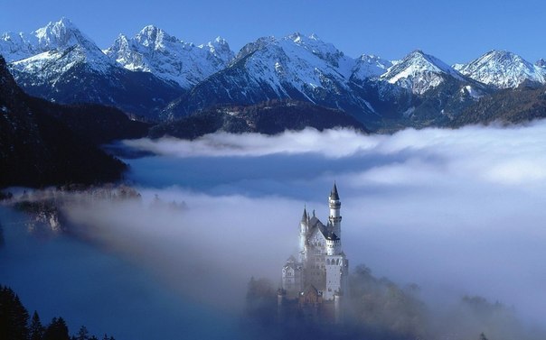Замок Нойшванштайн в тумане, Швангау, Бавария, Германия.